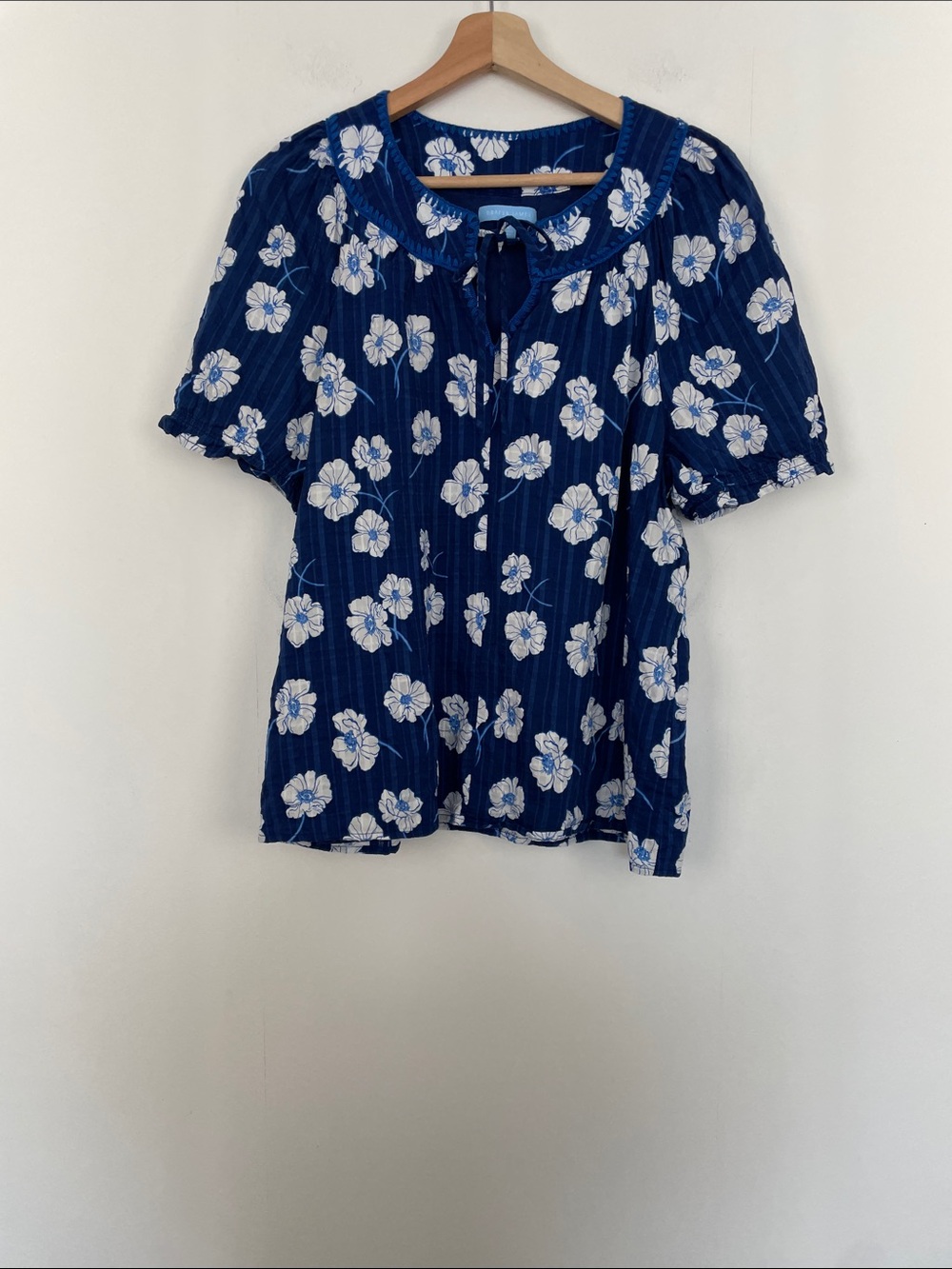 Draper James Women L Smocked Navy Wild Flower Tie-Neck Short Sleeve Pullover Top - Picture 2 of 8